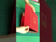 Картонная бутылка с цветочным цилиндром с золотой печатью